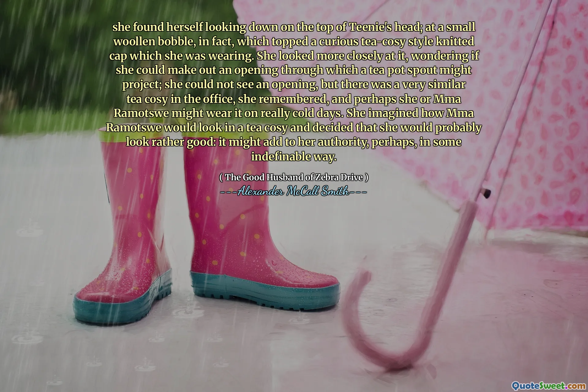 Hun fant seg selv og så ned på toppen av Teenies hode; På en liten ullboble, som faktisk toppet en nysgjerrig te-koselig stilstrikket cap som hun hadde på seg. Hun så nærmere på det, og lurte på om hun kunne komme ut en åpning som en tedpotte tute kan projisere; Hun kunne ikke se en åpning, men det var en veldig lik te som er koselig på kontoret, husket hun, og kanskje hun eller MMA Ramotswe kan ha den på virkelig kalde dager. Hun forestilte seg hvordan MMA Ramotswe ville se ut i en te som er koselig og bestemte seg for at hun sannsynligvis ville se ganske bra ut: det kan legge til hennes autoritet, kanskje, på en eller annen udefinerbar måte.