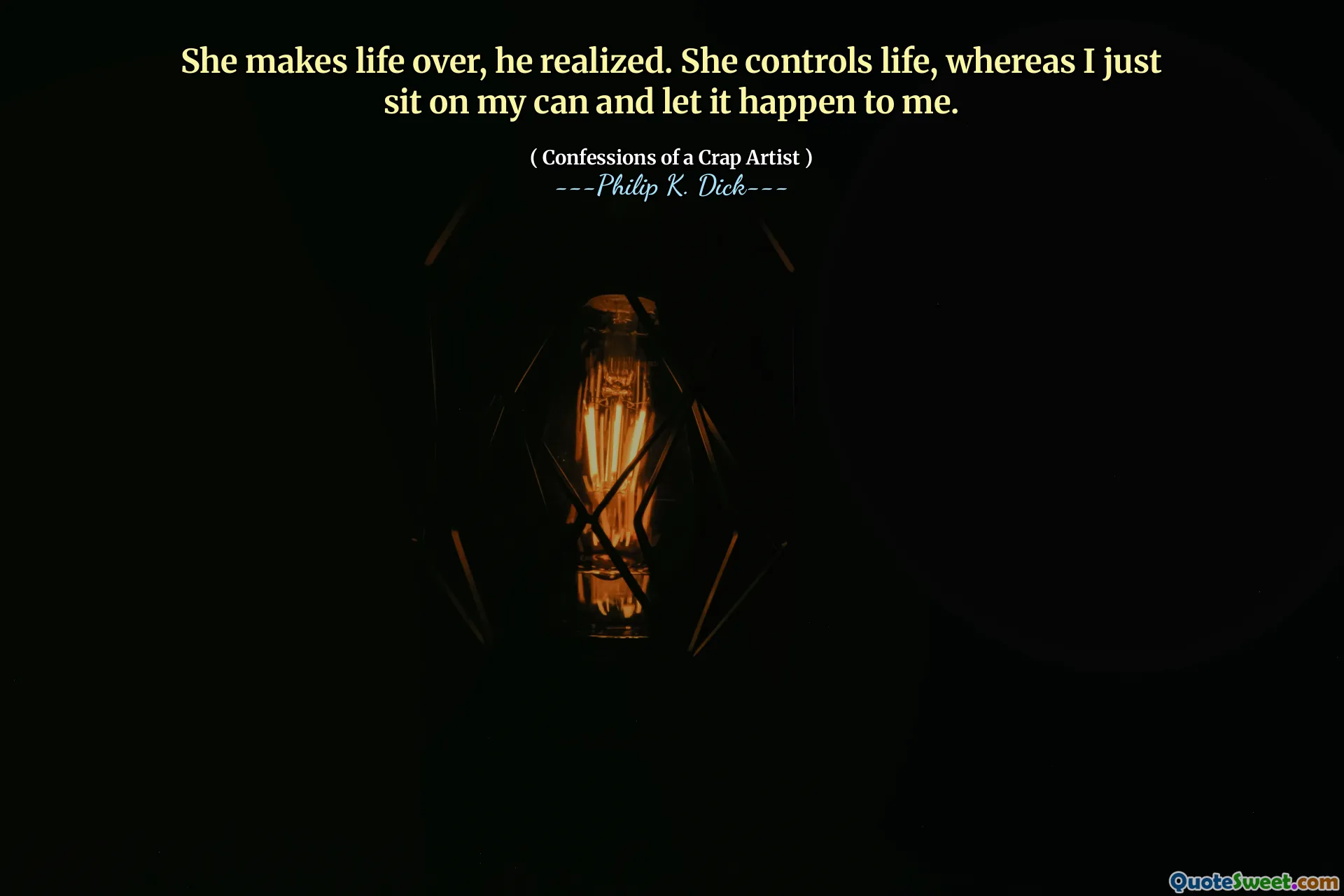 Hon gör livet över, insåg han. Hon kontrollerar livet, medan jag bara sitter på min burk och låter det hända mig.