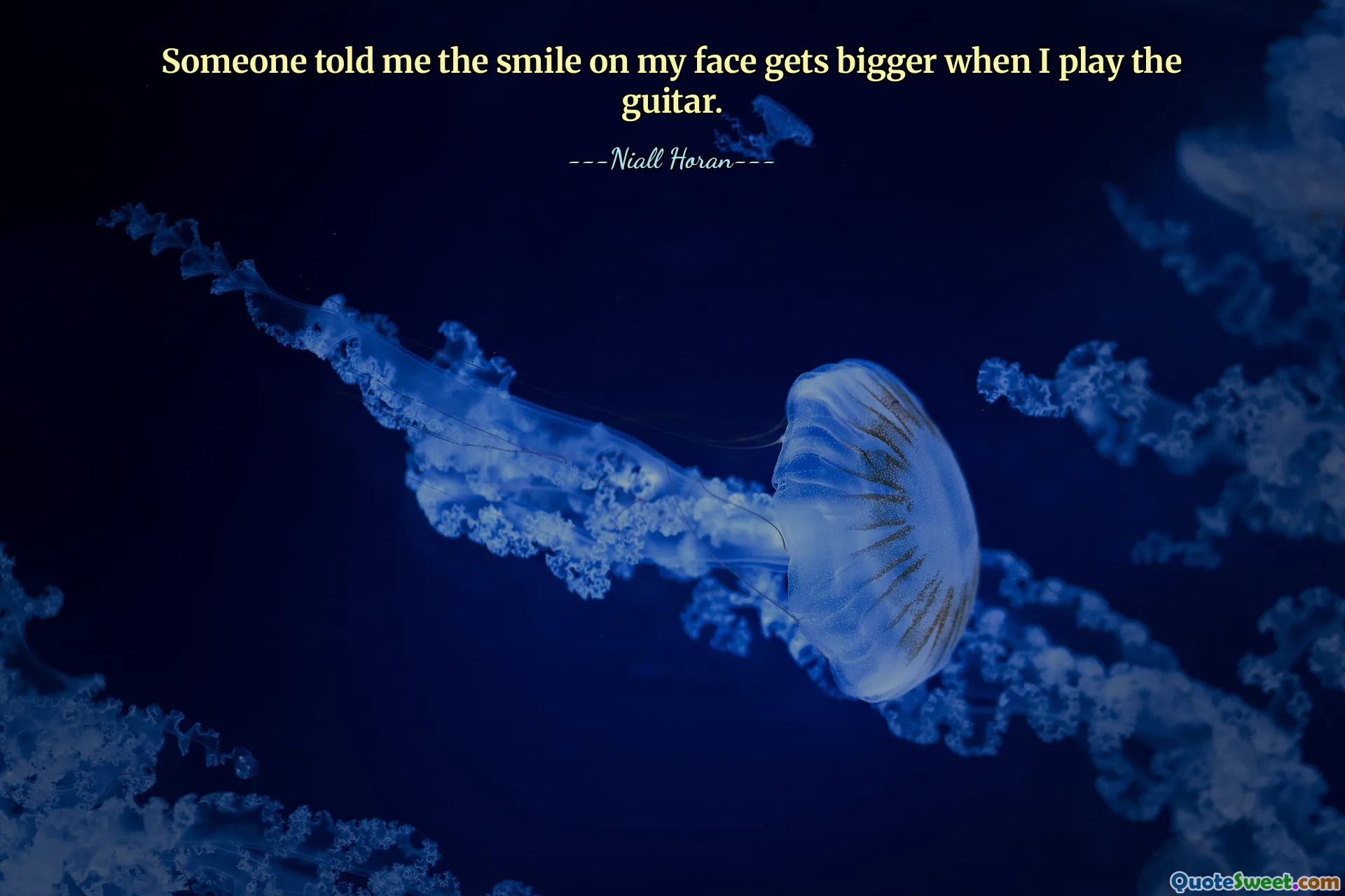 Quelqu'un m'a dit que mon sourire s'agrandit quand je joue de la guitare.
