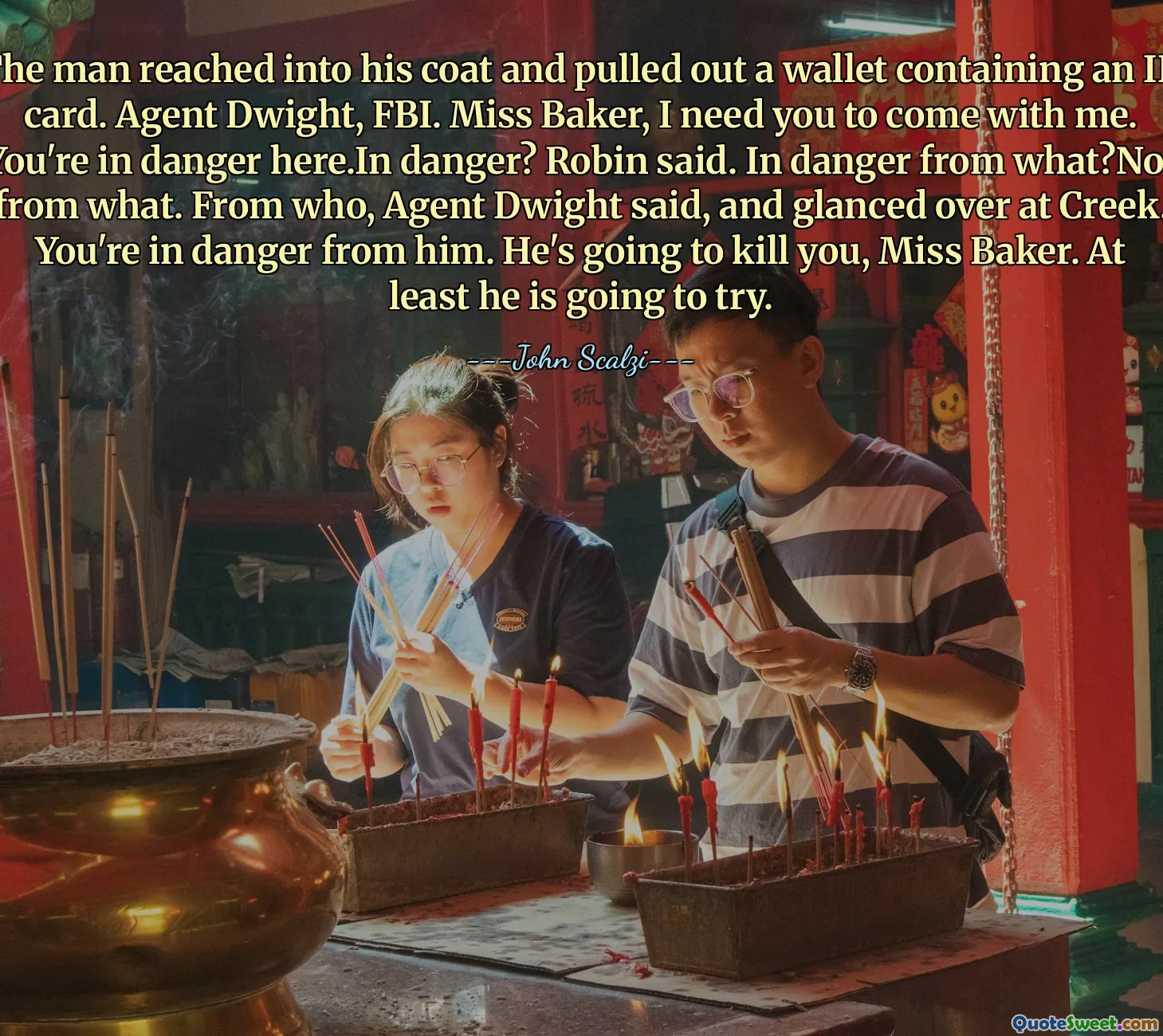 Bărbatul își întinse în haina și scoase un portofel conținând o carte de identitate. Agent Dwight, FBI. Domnișoară Baker, am nevoie să vii cu mine. Ești în pericol aici. În pericol? Spuse Robin. În pericol de ce? Nu de ce. De la cine, a spus agentul Dwight și a aruncat o privire spre Creek. Ești în pericol de el. O să te omoare, domnișoară Baker. Cel puțin va încerca.