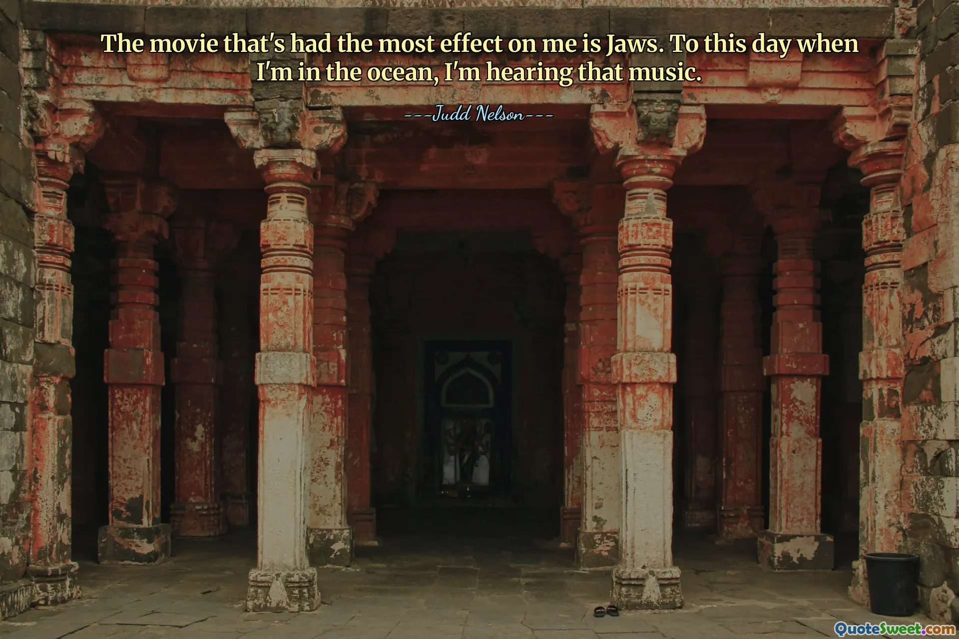 对我影响最大的电影是《大白鲨》。直到今天，当我在海里时，我还能听到那种音乐。