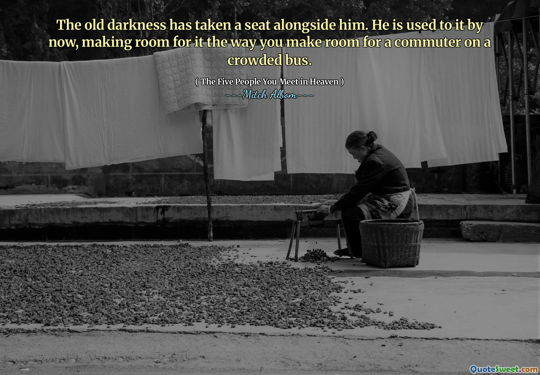 De oude duisternis heeft naast hem plaats genomen. Hij is er nu aan gewend en maakt er ruimte voor de manier waarop u ruimte maakt voor een forens in een drukke bus.