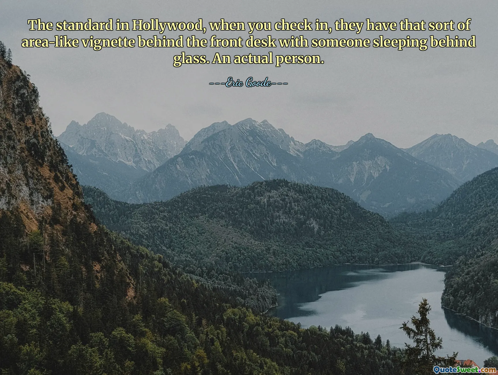Lo standard a Hollywood, quando fai il check-in, hanno quella specie di vignetta dietro la reception con qualcuno che dorme dietro un vetro. Una persona reale.