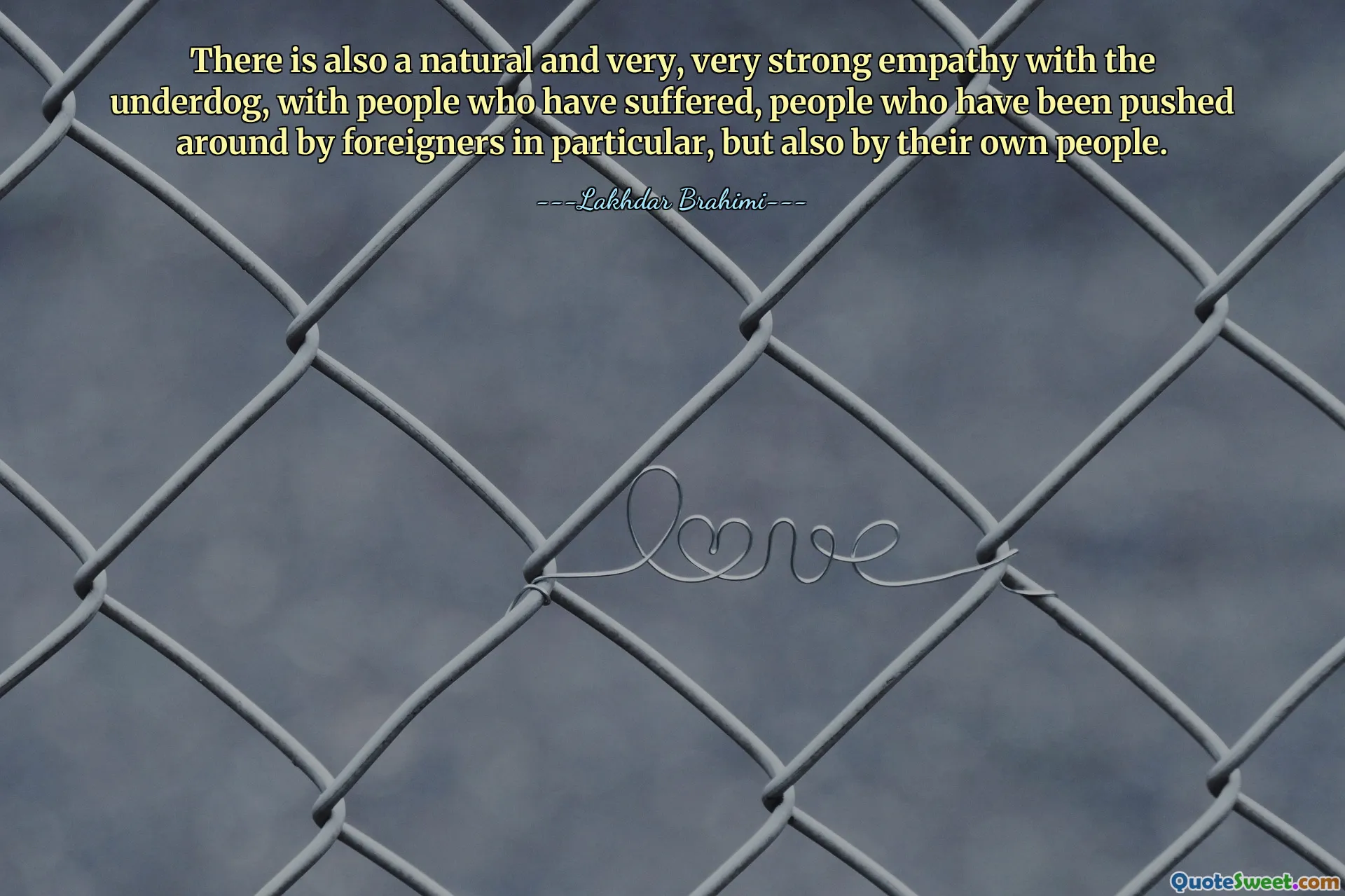 Istnieje także naturalna i bardzo, bardzo silna empatia w stosunku do słabszych, do osób, które ucierpiały, w szczególności do osób popychanych przez obcokrajowców, ale także przez swoich własnych ludzi.