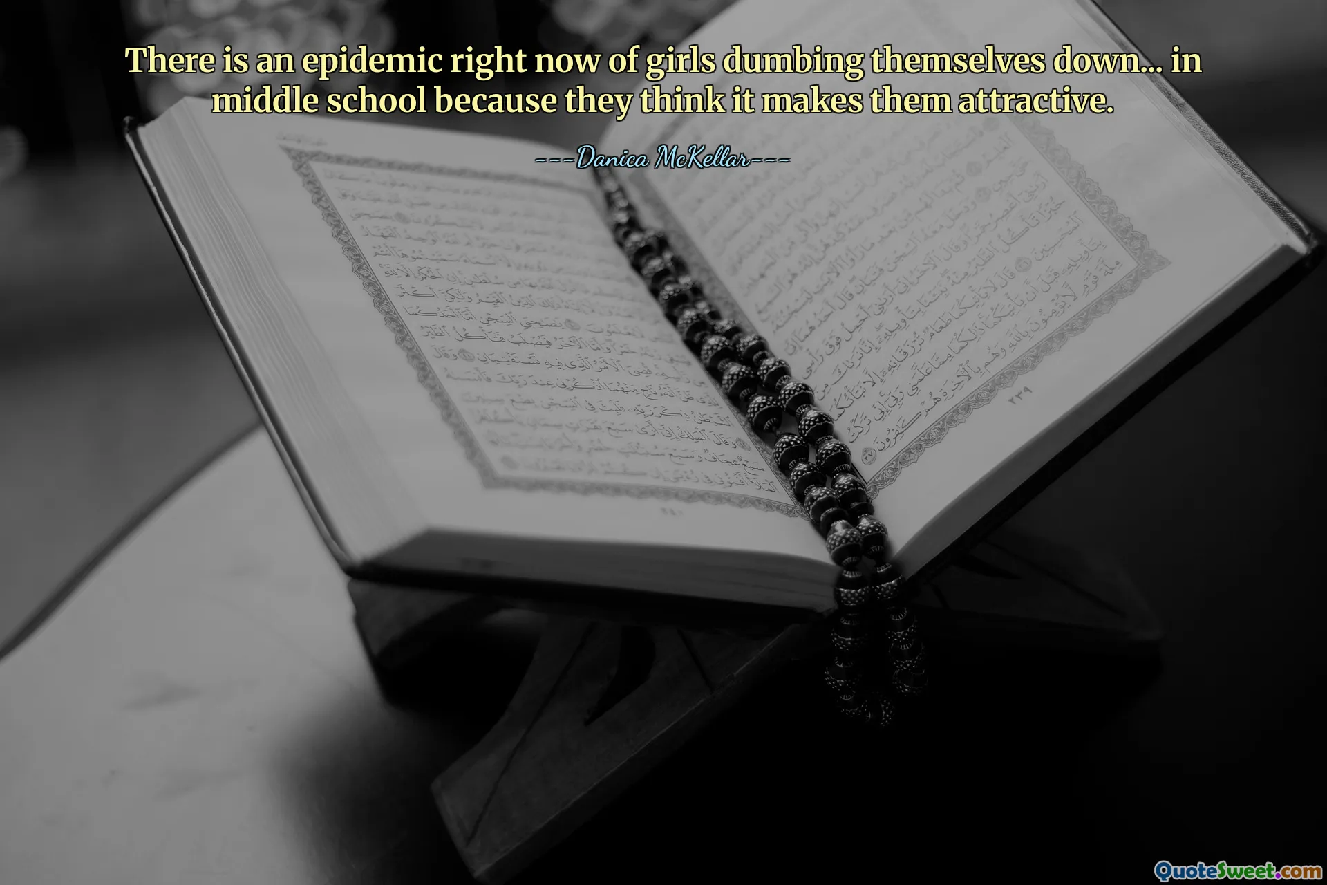 इस समय मिडिल स्कूल में लड़कियों द्वारा खुद को बेवकूफ बनाने की महामारी फैली हुई है क्योंकि उन्हें लगता है कि यह उन्हें आकर्षक बनाता है।