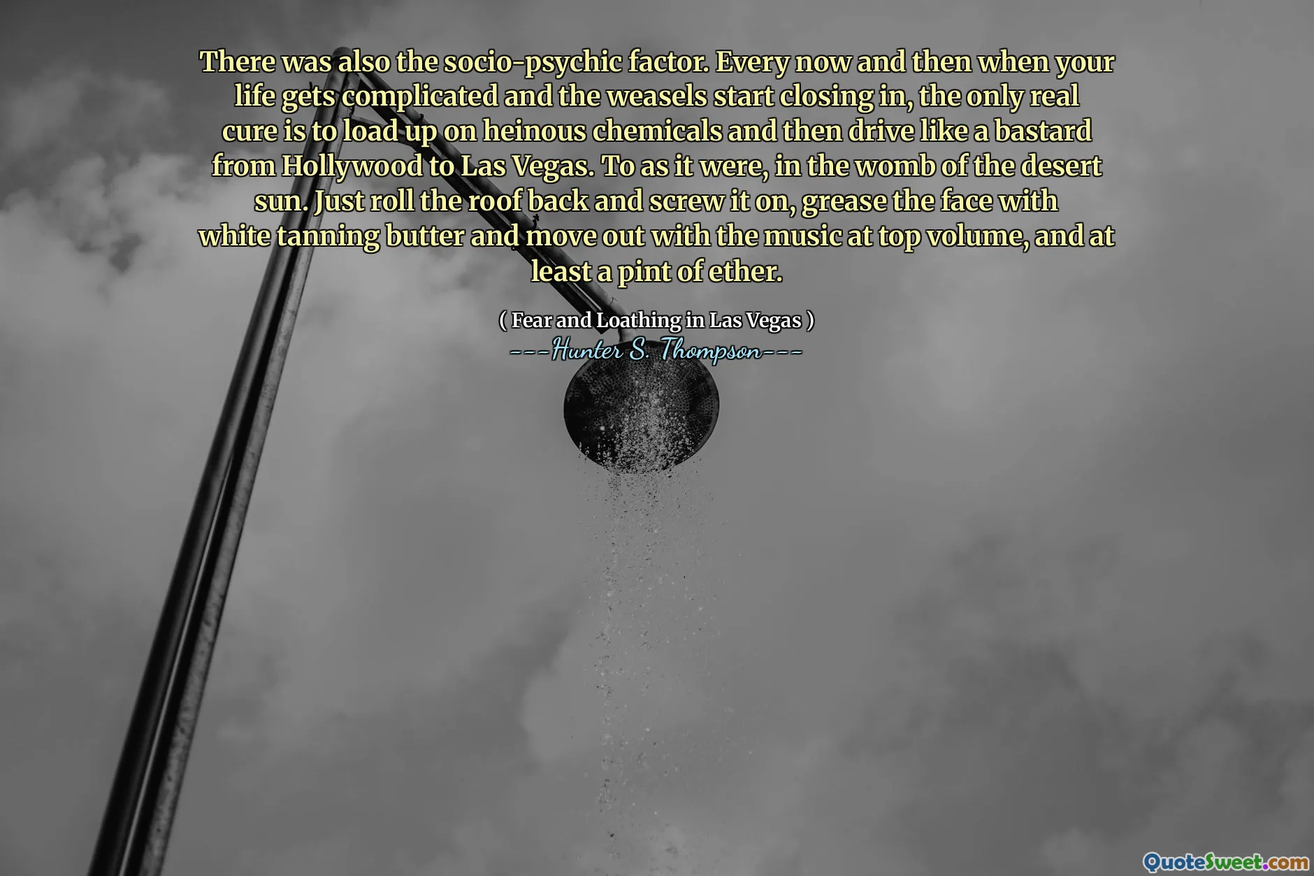 Det var også den sosio-psykiske faktoren. Nå og da når livet ditt blir komplisert og Weasels begynner å stenge inn, er den eneste virkelige kuren å laste opp avskyelige kjemikalier og deretter kjøre som en jævel fra Hollywood til Las Vegas. Til som det var, i ørkenens liv. Bare rull taket tilbake og skru det på, smør ansiktet med hvitt sols smør og beveg deg ut med musikken på toppvolum, og i det minste en halvliter eter.