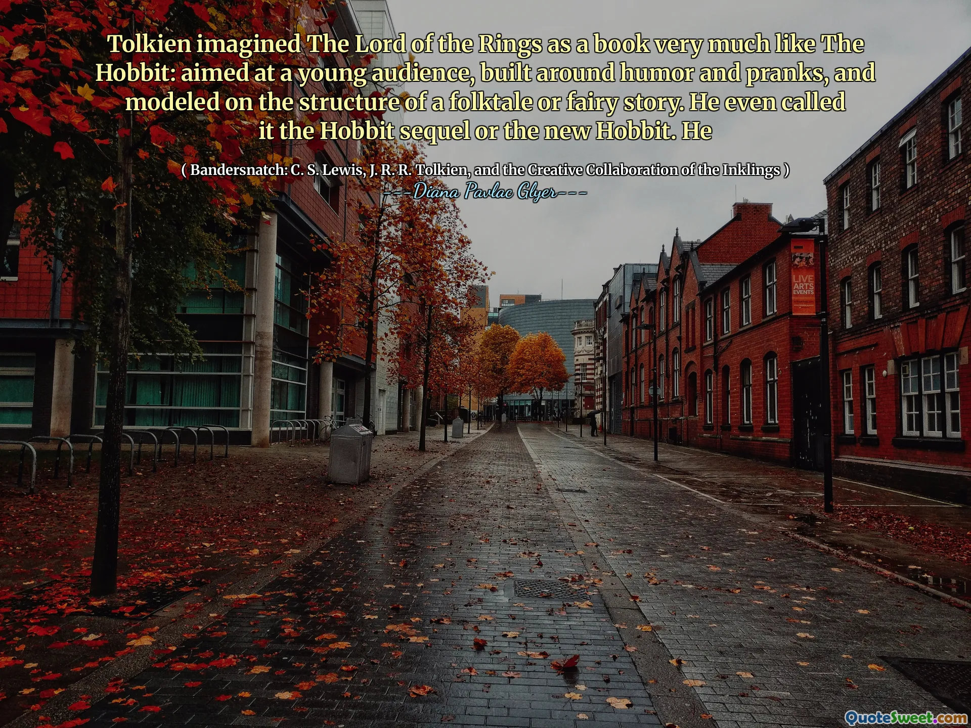 托尔金认为《指环王》是一本书，就像霍比特人一样：针对年轻观众，围绕幽默和恶作剧，并以民间故事或童话故事的结构为基础。他甚至称其为《霍比特人》续集或新的霍比特人。他