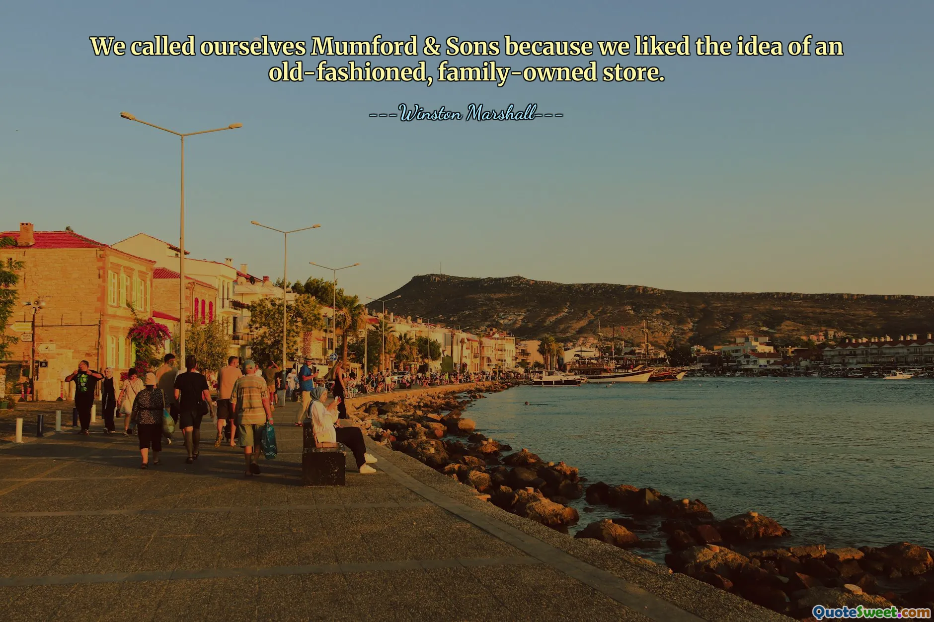 Ne-am numit Mumford & Sons pentru că ne-a plăcut ideea unui magazin de modă veche, de familie.