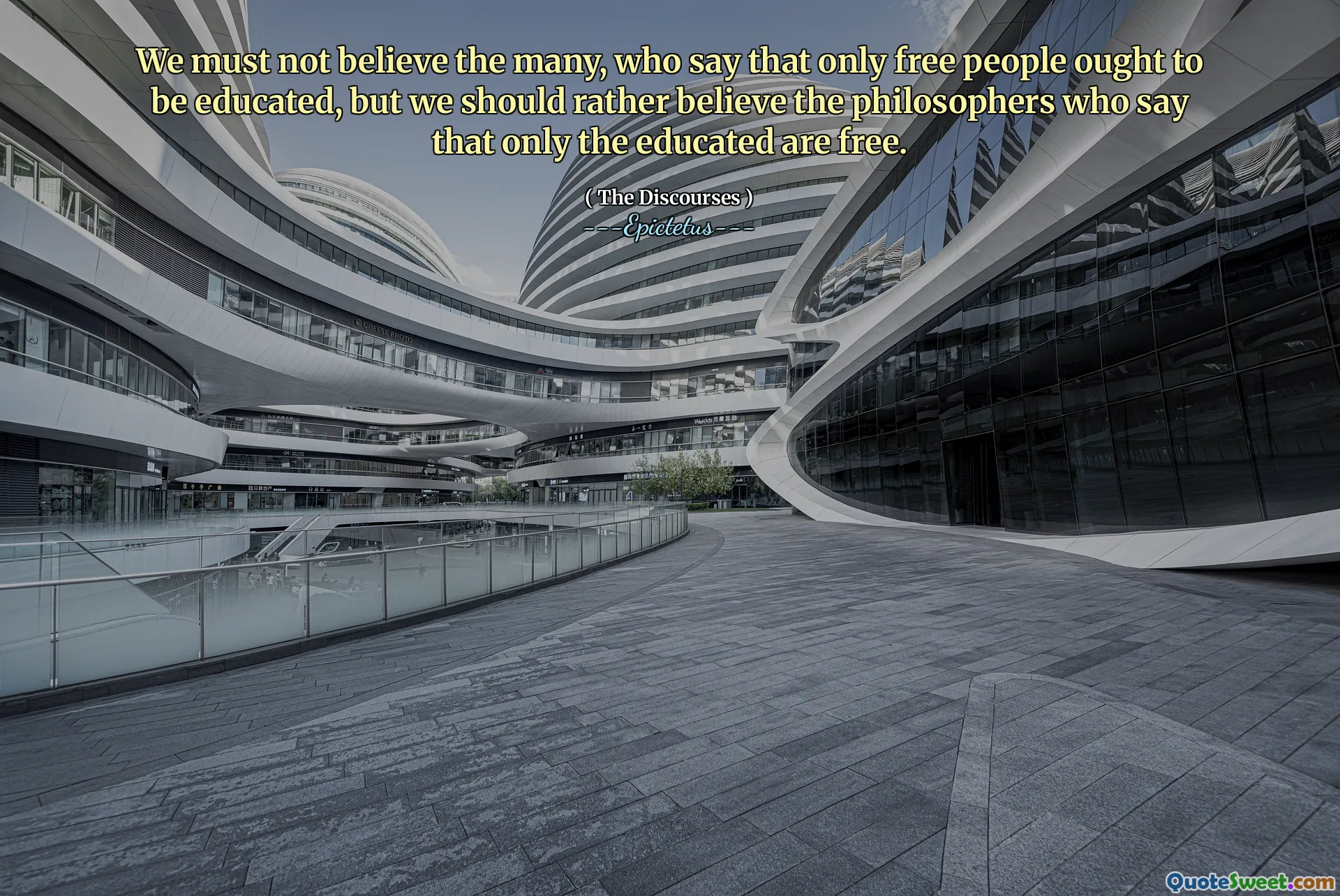 Sadece özgür insanların eğitilmesi gerektiğini söyleyen pek çok kişiye inanmamalıyız, ancak sadece eğitimli olanların özgür olduğunu söyleyen filozoflara inanmayı tercih etmeliyiz.