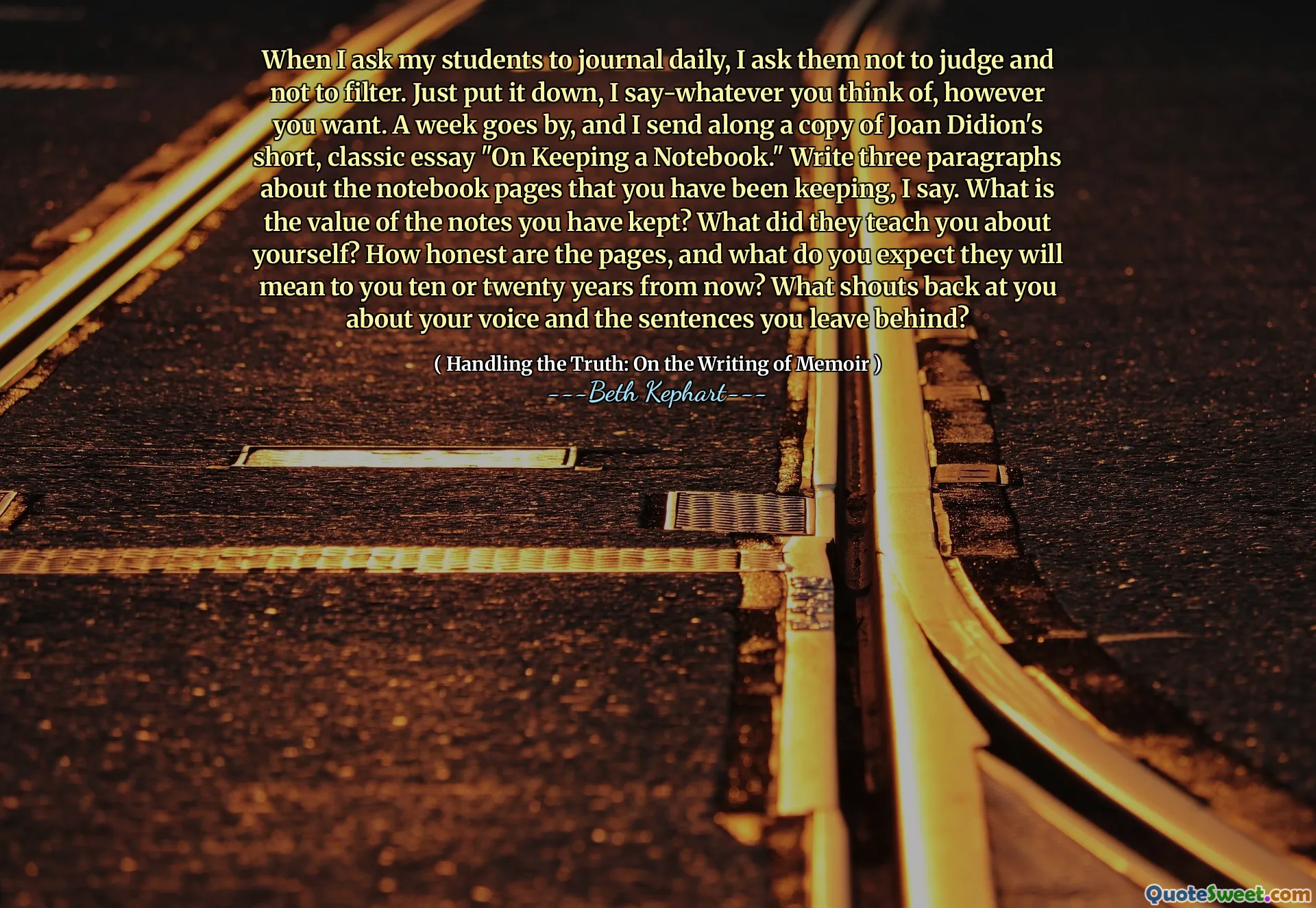 Când îi rog pe elevii mei să revină zilnic, îi rog să nu judece și să nu filtreze. Doar pune-l jos, spun-la orice te gândești, oricum vrei. Trece o săptămână și trimit o copie a eseului scurt, clasic al lui Joan Didion, „pentru păstrarea unui caiet”. Scriem trei paragrafe despre paginile de caiet pe care le -ați păstrat, spun eu. Care este valoarea notelor pe care le -ați păstrat? Ce te -au învățat despre tine? Cât de cinstite sunt paginile și ce vă așteptați că vor însemna pentru voi zece sau douăzeci de ani de acum înainte? Ce strigăte la tine despre vocea ta și propozițiile pe care le lași în urmă?