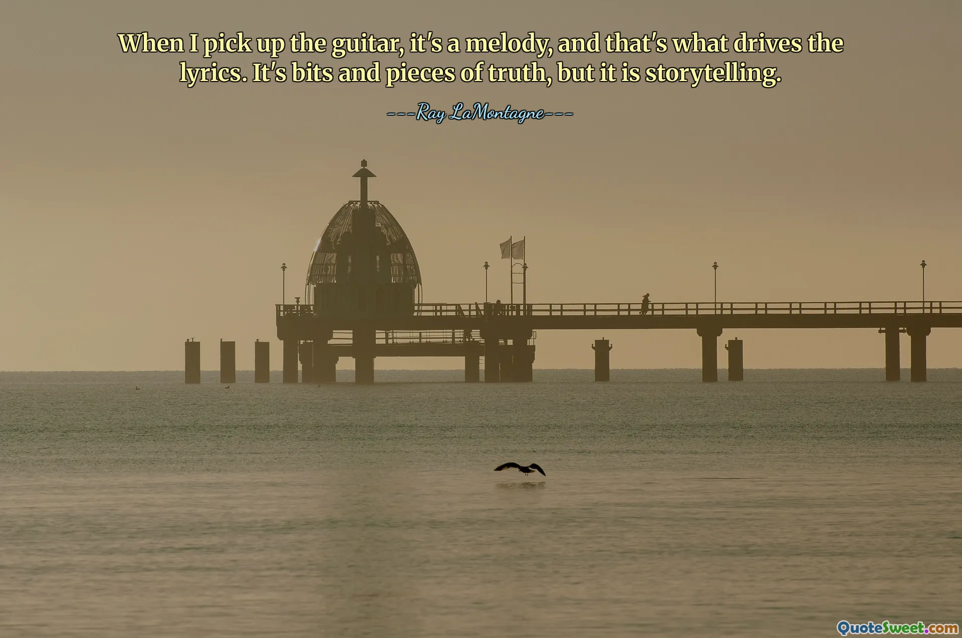 Wenn ich die Gitarre in die Hand nehme, ist es eine Melodie, und das ist es, was den Text antreibt. Es sind Bruchstücke der Wahrheit, aber es ist Geschichtenerzählen.