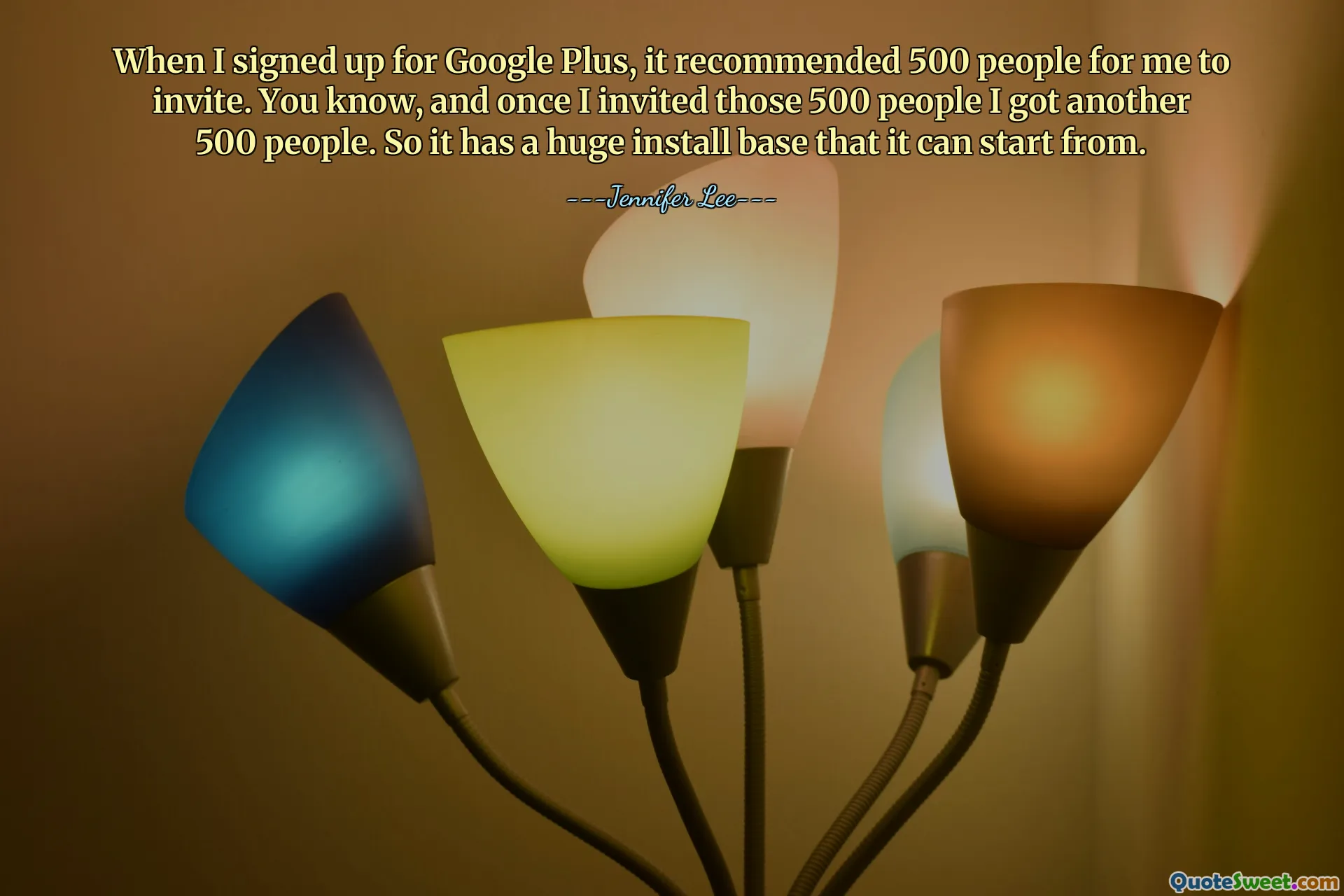 구글 플러스에 가입할 때 초대할 사람을 500명 추천해줬어요. 아시다시피, 제가 그 500명을 초대하자 또 다른 500명이 생겼습니다. 따라서 시작할 수 있는 거대한 설치 기반이 있습니다.