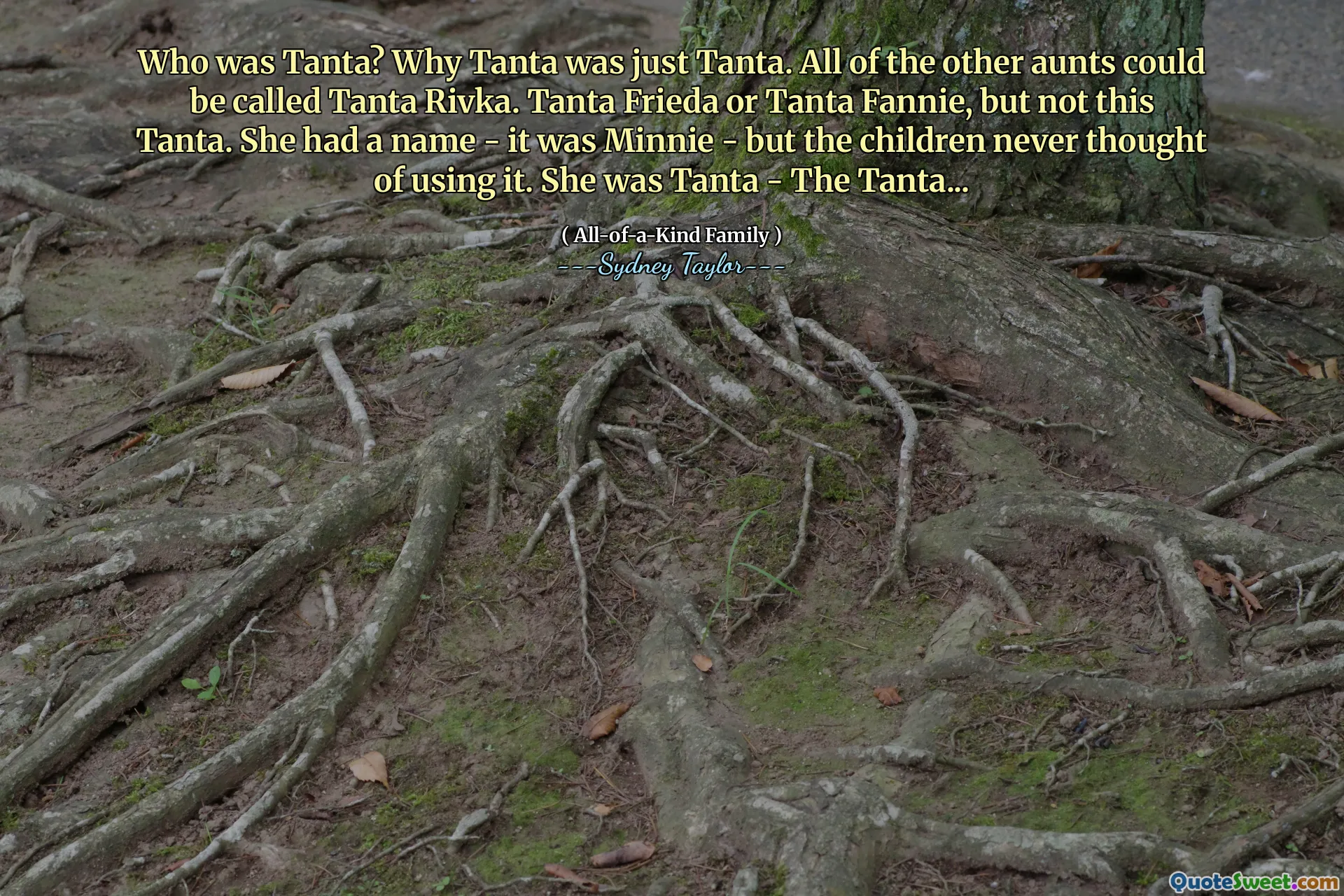 Hvem var Tanta? Hvorfor Tanta bare var Tanta. Alle de andre tantene kan kalles Tanta Rivka. Tanta Frieda eller Tanta Fannie, men ikke denne Tanta. Hun hadde et navn - det var Minnie - men barna tenkte aldri på å bruke det. Hun var Tanta - Tanta ...