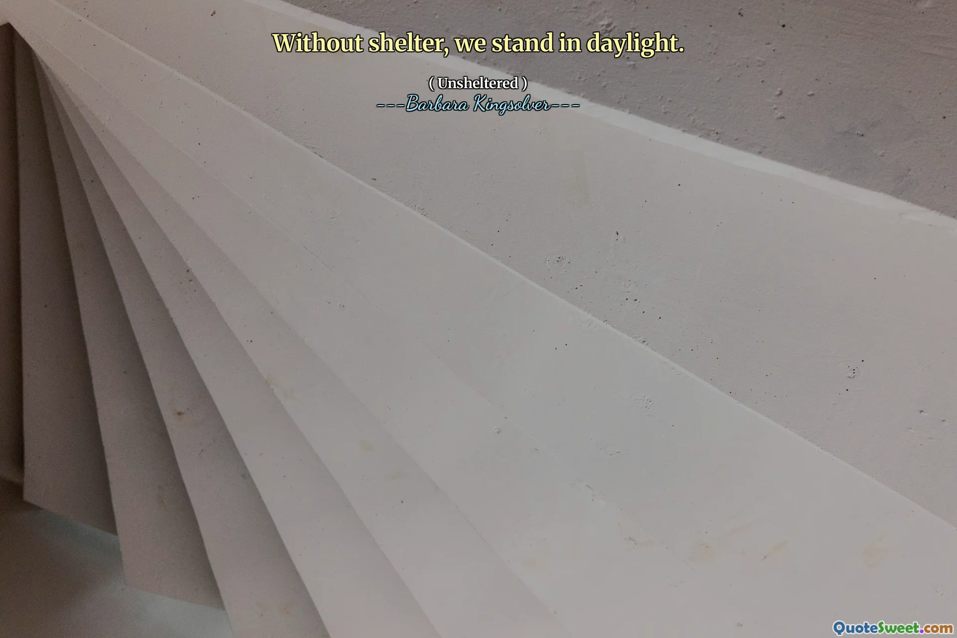 Sans abri, nous nous tenons à la lumière du jour.