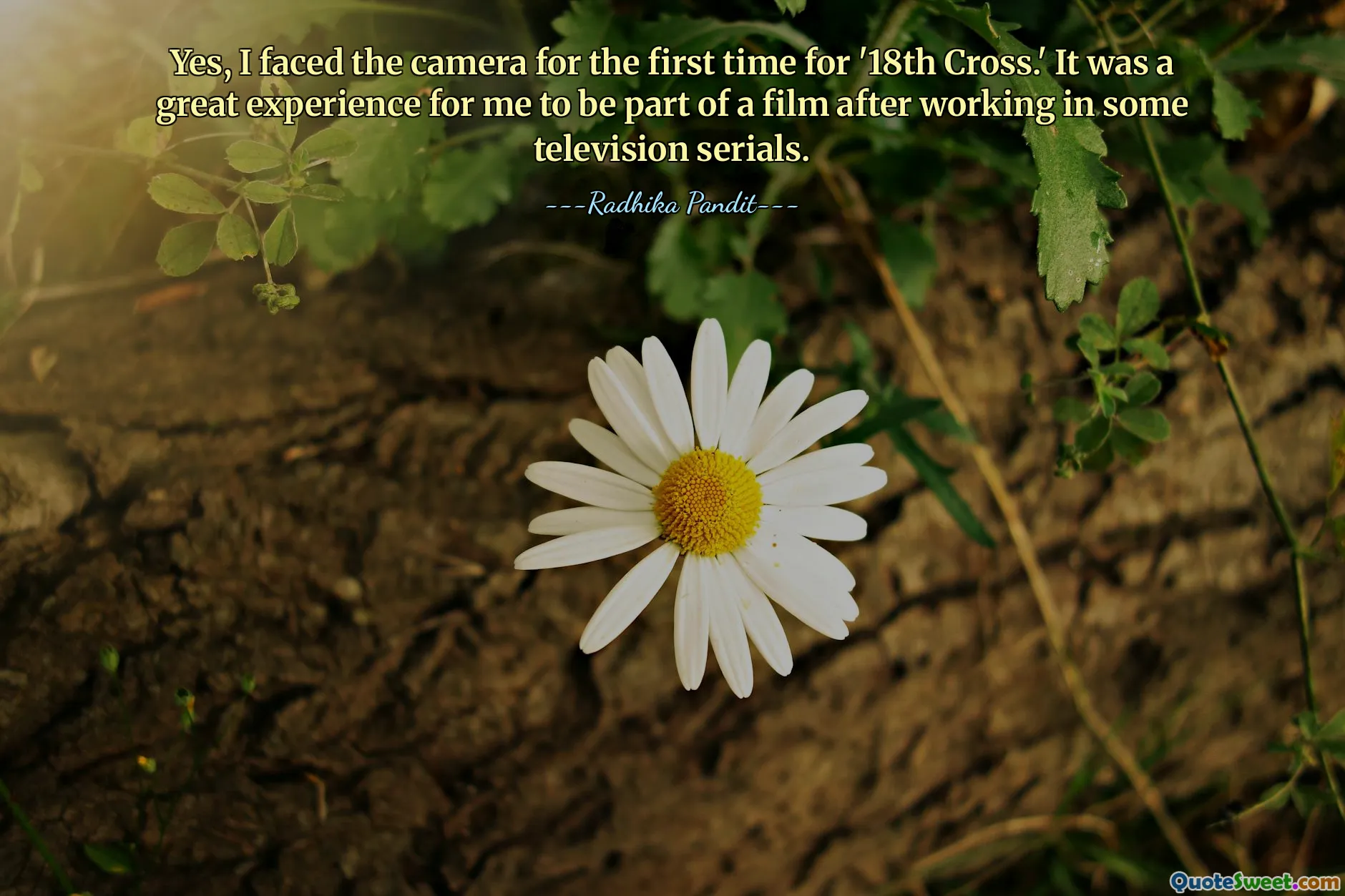 はい、『18番クロス』で初めてカメラと向かいました。いくつかのテレビシリーズで働いた後、映画に参加することができたのは私にとって素晴らしい経験でした。