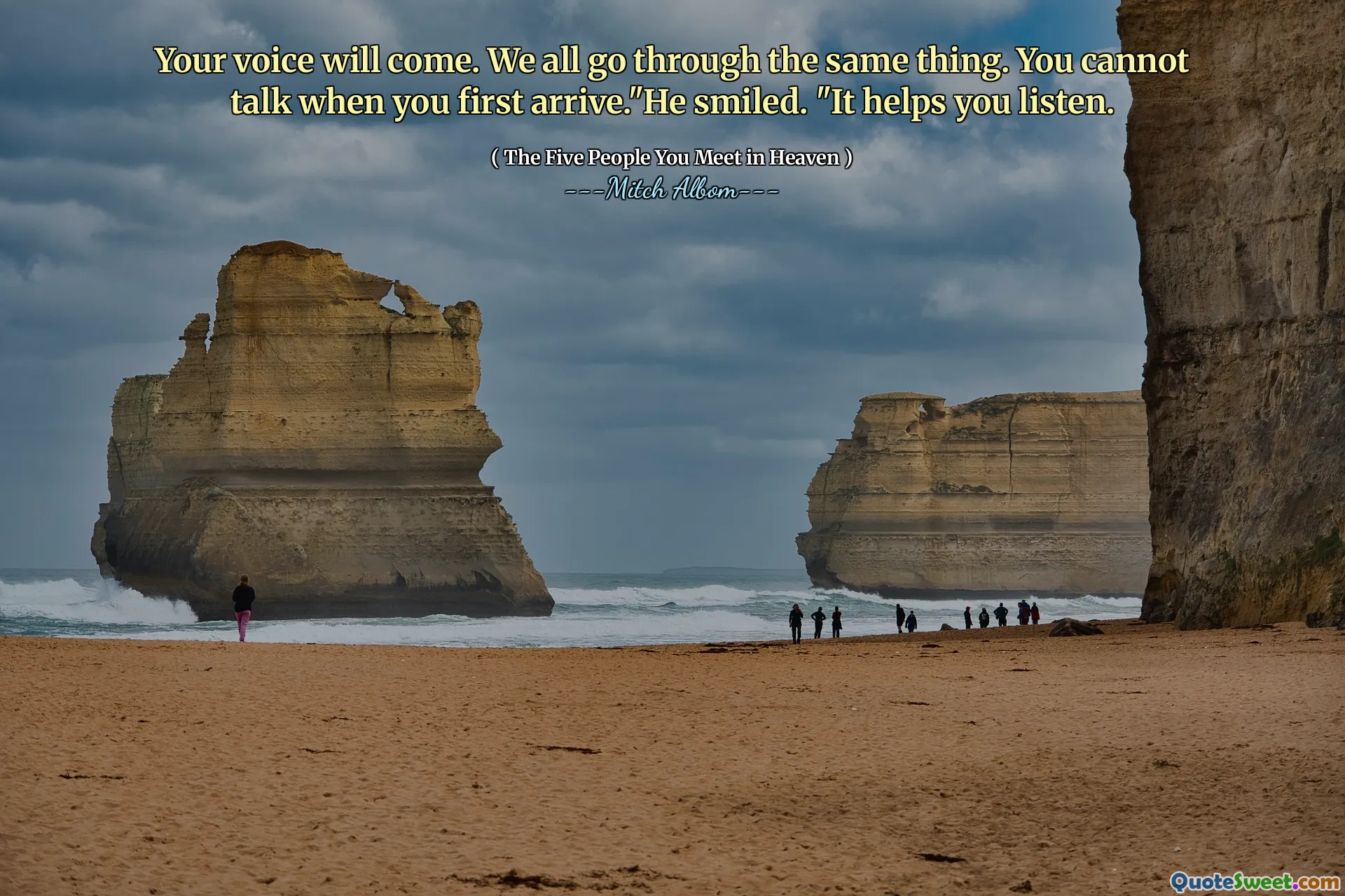 Tvůj hlas přijde. Všichni procházíme tím samým. Když poprvé přijedete, nemůžete mluvit.“ Usmál se. „Pomáhá vám to naslouchat.