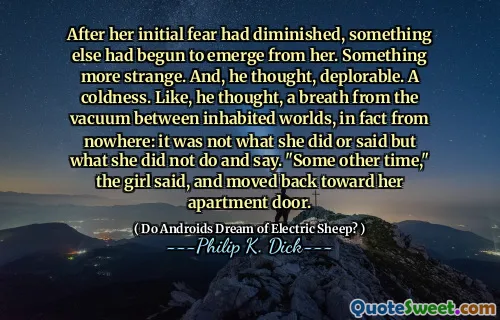 在她最初的恐惧减少后，其他一些事情开始从她那里浮出水面。更奇怪的东西。而且，他认为，可悲。寒冷。就像他认为，实际上，居住世界之间的真空吸引了一口气：这不是她所做的或说过的，而是她没有做的话。 “有些时候，”那个女孩说，然后回到她的公寓门。