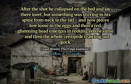 拍摄后，他倒在床上躺在那里惰性，但是他的脊椎从脖子到尾巴都在搅动 - 现在碎片在鸡蛋上撕裂，然后在闪闪发光的黄色粘液中露出了红色的头部，然后整个centipede centipede clectiped迅速爬出来。