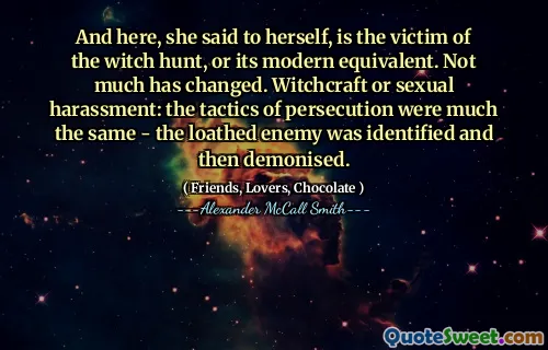 她对自己说，在这里，是女巫狩猎或现代等同的受害者。变化不大。巫术或性骚扰：迫害的策略与众不同 - 厌恶的敌人被发现然后被妖魔化。