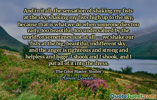 而且，摇晃我的拳头在天空中，将拳头高高地向天空摇动的感觉，因为当有人死亡，太美丽，太美丽，有时甚至只是根本就被世界低估时，我们会做的事情 - 我们在大型，美丽，漠不关心的天空中摇了摇拳头，愤怒和强烈的愤怒是正义和强烈的，无所适从。我摇了摇，摇了摇，然后把所有这些都放在衣服上。