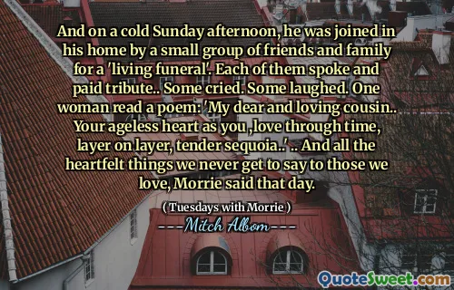 在一个寒冷的星期日下午，一小群朋友和家人参加了“生活葬礼”，他加入了他的家。他们每个人都讲话并致敬..有些人哭了。有些人笑了。一个女人读了一首诗：“我亲爱的和爱的堂兄..你的永恒的心，爱的时间，时间，一层，温柔的红杉。。。莫里那天说。