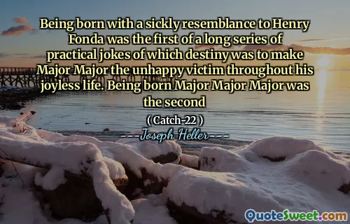 Родившись с болезненным сходством с Генри Фондой, было первой из длинной серии практических шуток, которые судьба должна была сделать майор несчастной жертвой на протяжении всей своей безрадостной жизни. Родившись майором майора был вторым