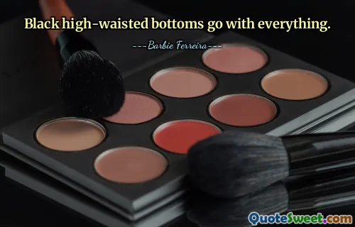 I pantaloni neri a vita alta stanno bene con tutto.