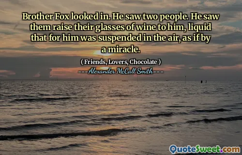 福克斯兄弟看着。他看到了两个人。他看到他们向他举起了一杯葡萄酒，对他来说，液体被悬挂在空中，好像是一个奇迹。