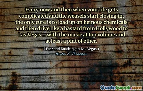 Nå og da når livet ditt blir komplisert og Weasels begynner å stenge inn, er den eneste kuren å laste opp avskyelige kjemikalier og deretter kjøre som en jævel fra Hollywood til Las Vegas ... med musikken på toppvolum og minst en halvliter eter.