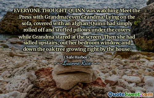 Alle dachten, Quinn beobachtete die Presse mit Oma, sogar Oma. Quinn auf dem Sofa, bedeckt mit einem Afghaner bedeckt, hatte einfach abgerollt und Kissen unter die Decke gefüllt, während Oma auf den Bildschirm starrte. Dann war sie nach oben, aus ihrem Schlafzimmerfenster und den Eichenbaum hinunter, der direkt am Haus wuchs.