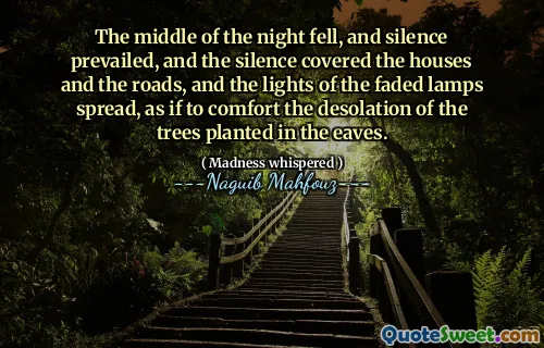 半夜倒下，寂静盛行，沉默覆盖了房屋和道路，褪色的灯的灯光散开，仿佛安慰了屋檐中种植的树木的荒凉。