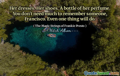 她的衣服。她的鞋子。一瓶她的香水。弗朗西斯科，您不需要记住某人。甚至一件事也会做。