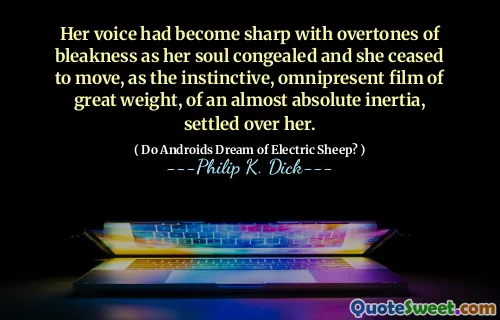 当她的灵魂凝结时，她的声音变得鲜明，淡淡的色彩，随着本能，无所不在的重量电影，几乎绝对的惯性，她就不再动弹了。