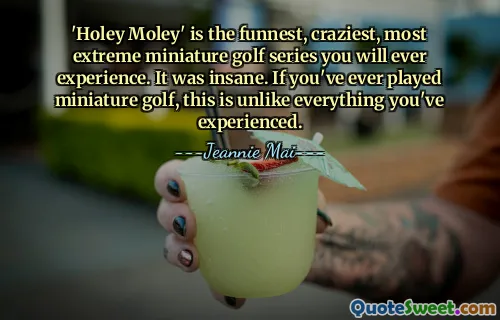 „Holey Moley“ ist die lustigste, verrückteste und extremste Minigolfserie, die Sie jemals erleben werden. Es war verrückt. Wenn Sie jemals Minigolf gespielt haben, ist dies anders als alles, was Sie bisher erlebt haben.