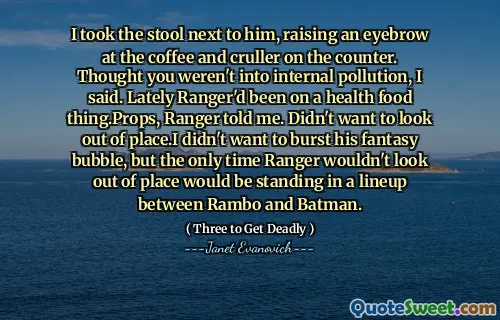 我坐在他旁边的凳子上，对着柜台上的咖啡和油条扬起眉毛。我以为你不喜欢内部污染，我说。最近，游侠一直在做健康食品的事情。道具，游侠告诉我。不想显得格格不入。我不想戳破他的幻想泡沫，但游骑兵唯一不会显得格格不入的时候就是站在兰博和蝙蝠侠之间的阵容中。