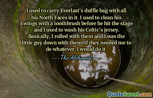 मैं एवरलास्ट का डफ़ल बैग अपने साथ रखता था जिसमें उसके सभी उत्तरी चेहरे होते थे। मंच पर आने से पहले मैं उनके इविंग्स को टूथब्रश से साफ करता था और मैं उनकी सेल्टिक जर्सी धोता था। मूलतः, मैं उनके साथ था और मैं उनके साथ छोटा लड़का था। अगर उन्हें मुझसे कुछ भी करने की जरूरत पड़ी तो मैं वह करूंगा।