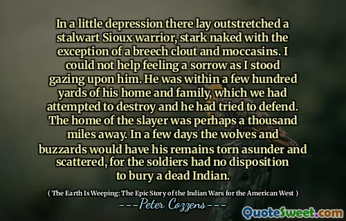 在一个小小的抑郁症中，伸出一个坚定的苏族战士，赤裸裸地赤裸裸地，除了臀位的影响力和摩卡蛋白。当我站着凝视他时，我不禁感到悲伤。他在他的房屋和家人的几百码内，我们试图摧毁，他试图捍卫。杀手的家可能在一千英里之外。几天后，狼和秃鹰将使他的遗体被撕裂和分散，因为士兵们不愿意埋葬死去的印度人。