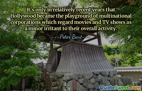 Ce n'est que ces dernières années qu'Hollywood est devenu le terrain de jeu des sociétés multinationales qui considèrent les films et les émissions de télévision comme un irritant mineur pour leur activité globale.