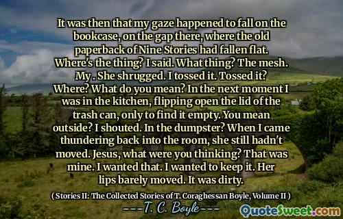 Atunci, privirea mea s -a întâmplat să cadă pe bibliotecă, pe decalajul de acolo, unde vechea hârtie de nouă povești a căzut. Unde este lucrul? Am spus. Ce lucru? Plasa. Al meu. Ea ridică din umeri. Am aruncat -o. L -ai aruncat? Unde? Ce vrei să spui? În momentul următor, am fost în bucătărie, am deschis capacul coșului de gunoi, doar pentru a -l găsi gol. Vrei să spui afară? Am strigat. În gunoi? Când am venit tunet înapoi în cameră, încă nu se mișcase. Iisuse, la ce te gândeai? Asta a fost al meu. Am vrut asta. Am vrut să -l păstrez. Buzele ei abia se mișcau. Era murdar.