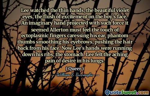 李看着薄的手，美丽的紫罗兰色的眼睛，男孩脸上的兴奋感。一只虚构的手用这种力量投射出来，似乎Allerton必须感觉到抚摸他的耳朵的骨质手指的触感，幻影大拇指使他的眉毛平滑，将头发从脸上推回去。现在，李的手从肋骨，肚子上流下来。李在肺部感到欲望的痛苦。