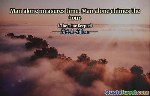 الرجل وحده يقيس الوقت. الرجل وحده يتناغم الساعة.