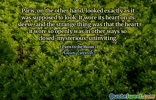 另一方面，巴黎看上去完全按照应该的外观。它戴在袖子上，奇怪的是，它如此公开地穿着的心脏是如此封闭的杂乱无章，令人不快。