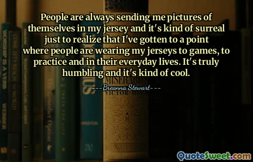 Les gens m'envoient toujours des photos d'eux avec mon maillot et c'est un peu surréaliste de réaliser que j'en suis arrivé à un point où les gens portent mon maillot aux matchs, aux entraînements et dans leur vie de tous les jours. C'est vraiment humiliant et c'est plutôt cool.