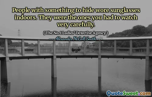 有东西可以隐藏的人在室内戴太阳镜。他们是您必须非常仔细地观看的人。