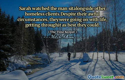 サラは、他のホームレスのクライアントをシタロングサイドで見た。彼らのひどい状況にもかかわらず、彼らは人生を続け、できる限り最善を尽くしている。