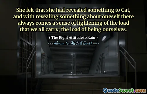 Cítila, že kočce odhalila něco, a s odhalením něčeho o sobě vždy přichází pocit zesvětlení zatížení, které všichni nosíme; náklad bytí.