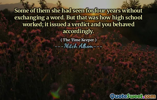 そのうちのいくつかは、彼女が言葉を交換せずに4年間見たことがありました。しかし、それが高校の仕組みでした。それは評決を発行し、あなたはそれに応じて振る舞いました。