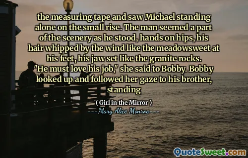 Měřicí páska a vidět Michael stojící sám na malém vzestupu. Muž vypadal jako součást scenérie, když stál, ruce na bocích, jeho vlasy šlehaly větrem jako meadowsweet u jeho nohou, jeho čelist se postavila jako žulové skály. „Musí milovat svou práci,“ řekla Bobbymu. Bobby vzhlédl a následoval její pohled ke svému bratrovi a stál