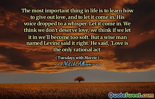 La cosa più importante della vita è imparare a dare amore e lasciarlo entrare. La sua voce è caduta su un sussurro. Lascia che entri. Pensiamo che non meritiamo l'amore, pensiamo che se lo facciamo entrare diventeremo troppo morbido. Ma un uomo saggio di nome Levine ha detto bene. Ha detto: 'L'amore è l'unico atto razionale.
