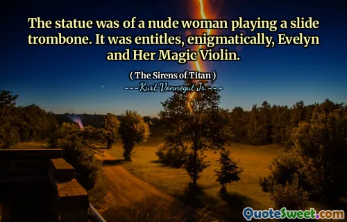 这个雕像是一个裸体的女人，扮演一个幻灯片长号。这是神秘的，伊芙琳和她的魔术小提琴。